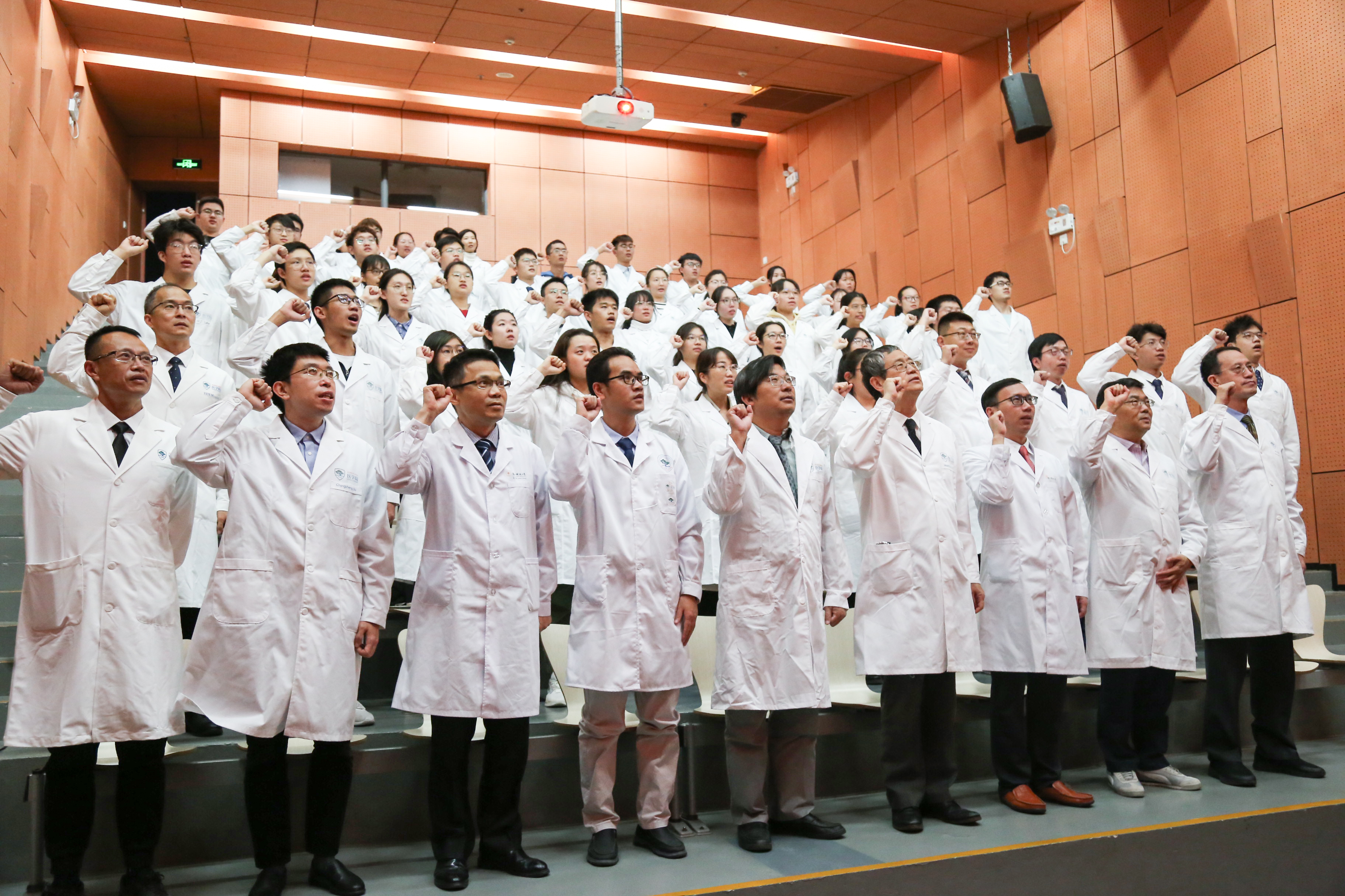 封面照片-高清-医学院.jpg