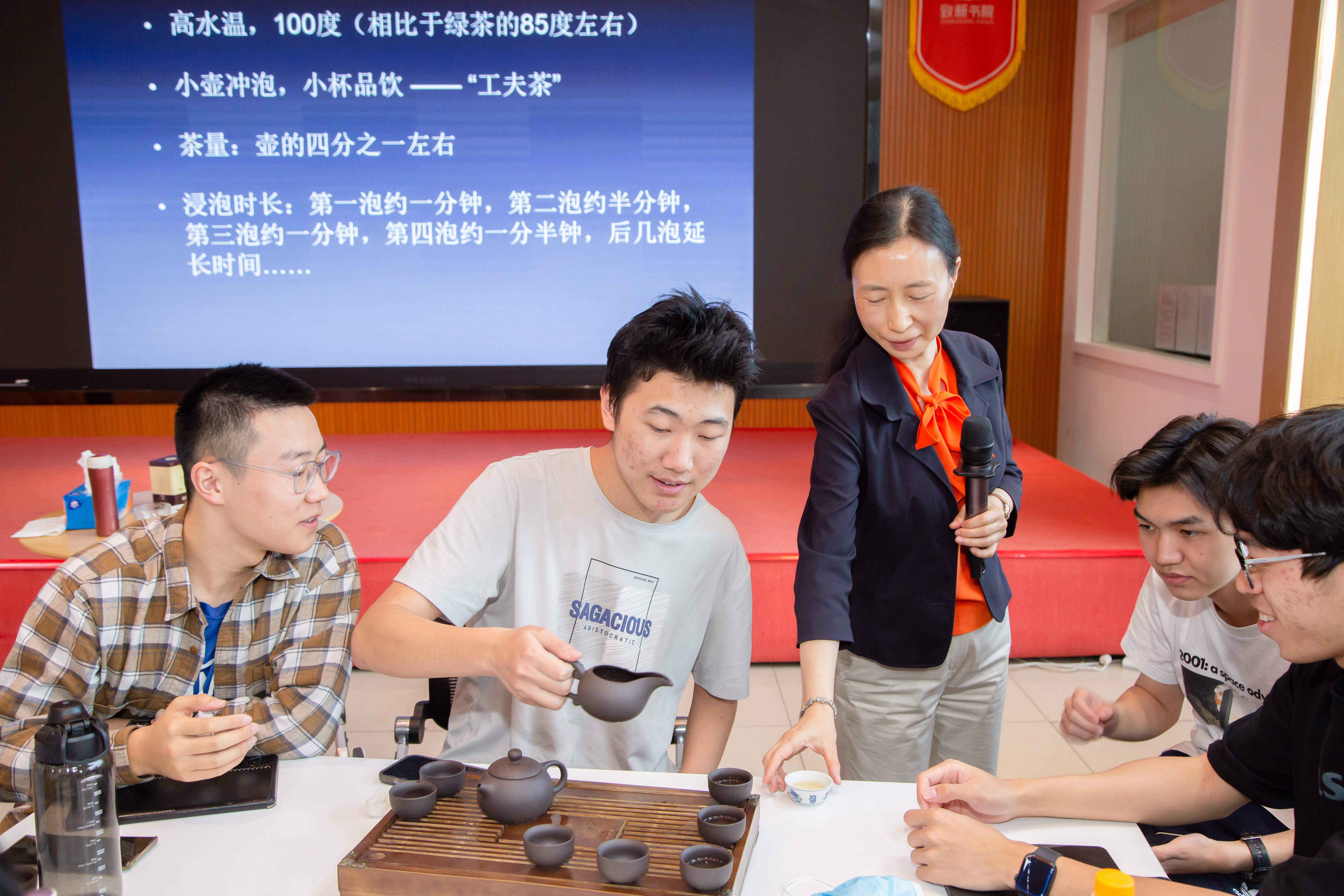 书院导师张静红老师讲授茶艺通识课程.png