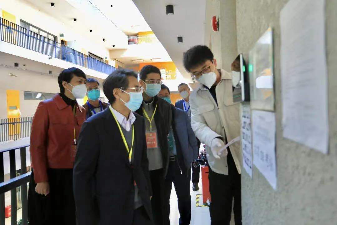 薛其坤、方红卫一行巡查研究生招生考试现场.jpg